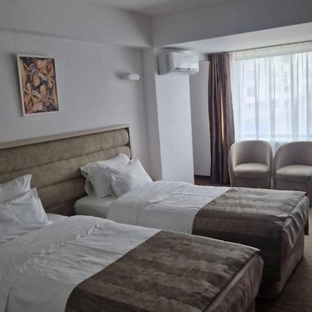 City Hotel & Lounge Σλάτινα Εξωτερικό φωτογραφία