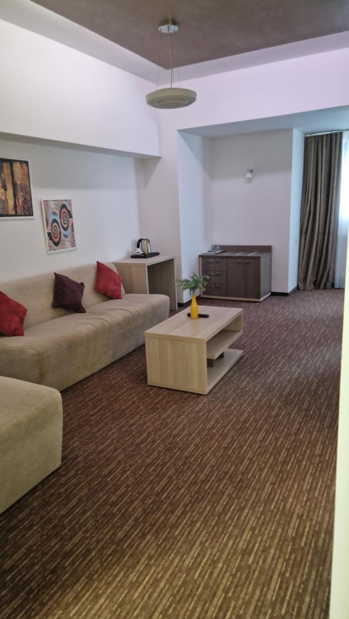 City Hotel & Lounge Σλάτινα Εξωτερικό φωτογραφία